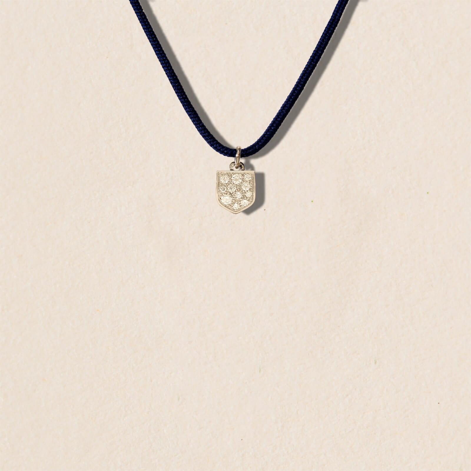 Collier cordon personnalisable - blason M pavé diamants