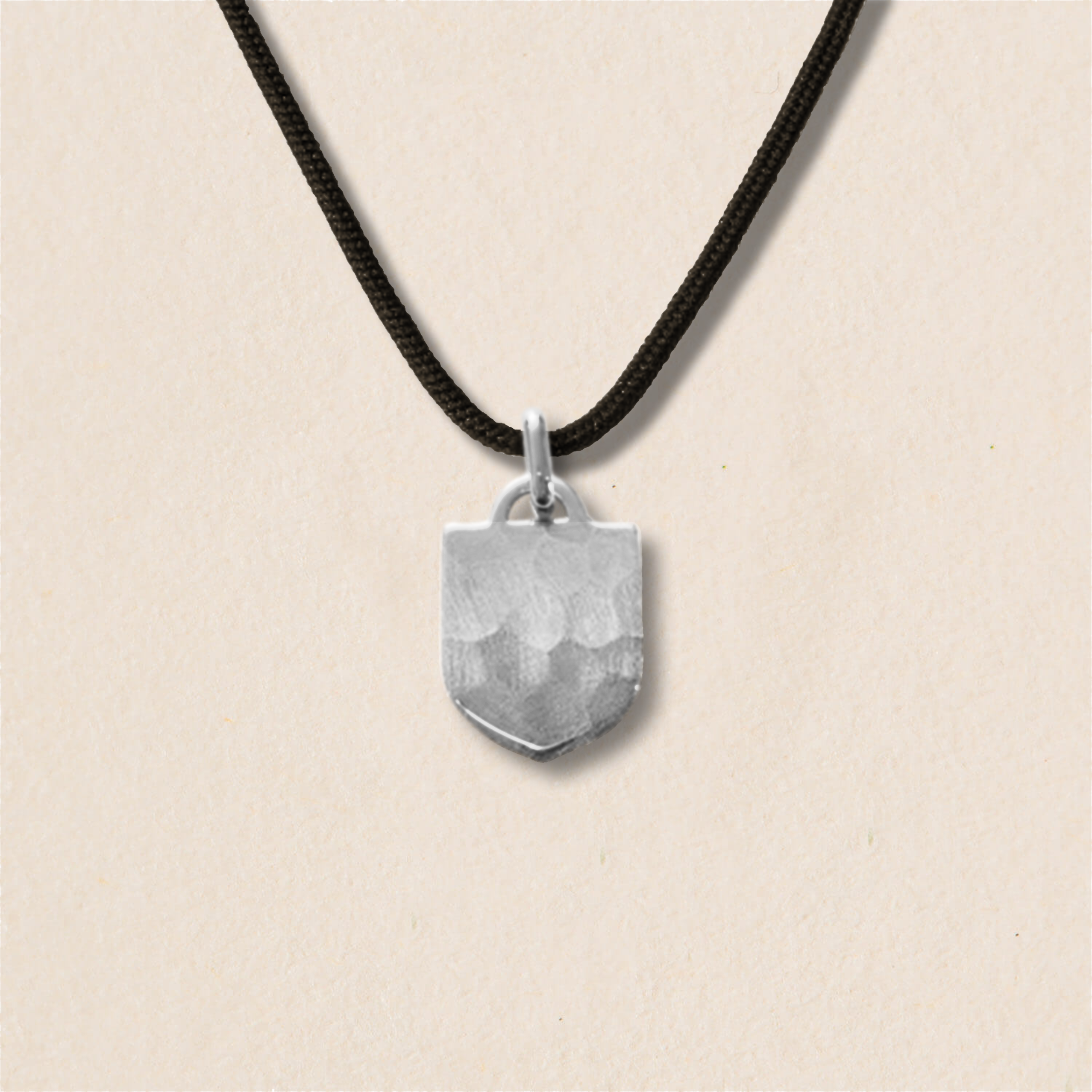 Médaille blason martelé personnalisable sur cordon