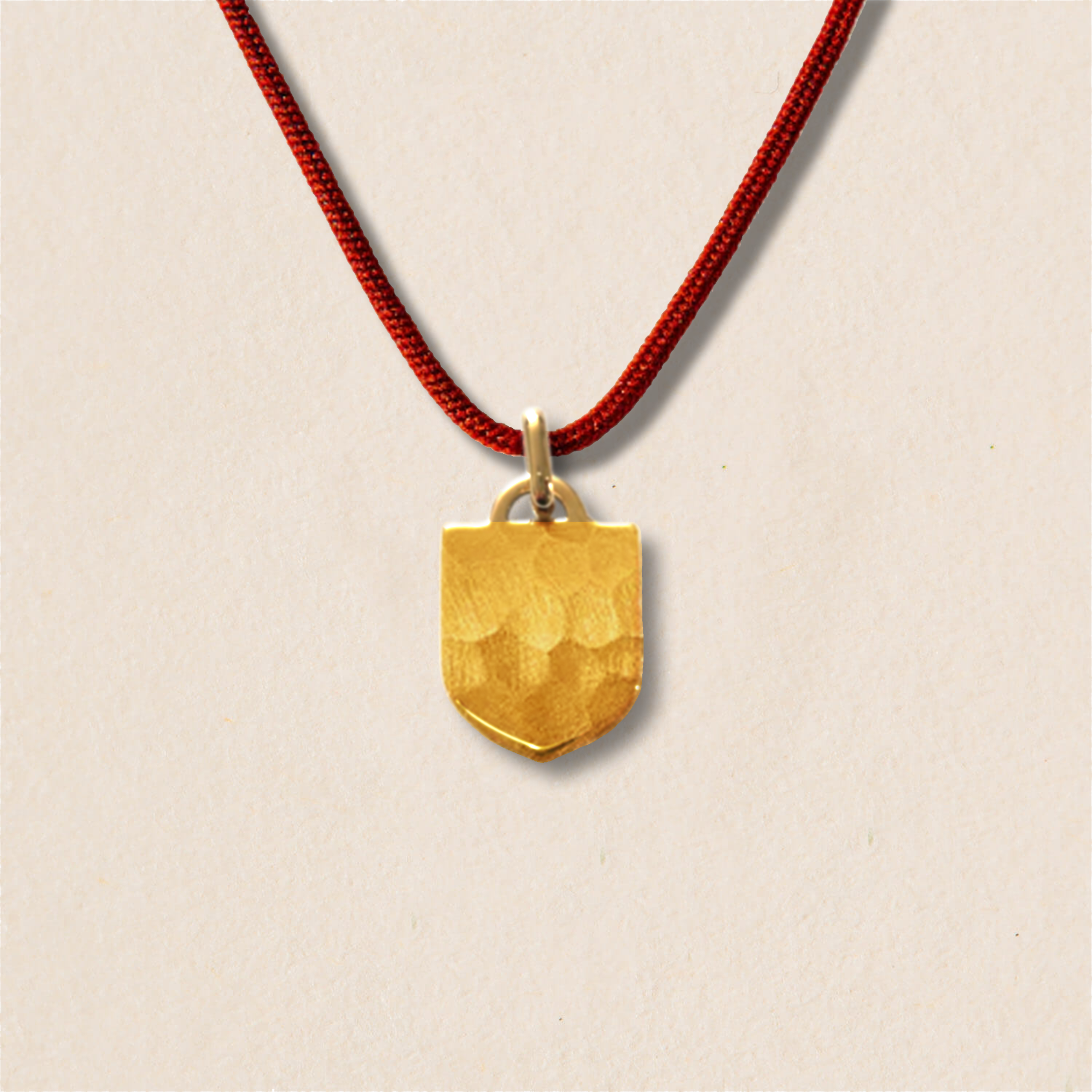 Médaille blason martelé personnalisable sur cordon