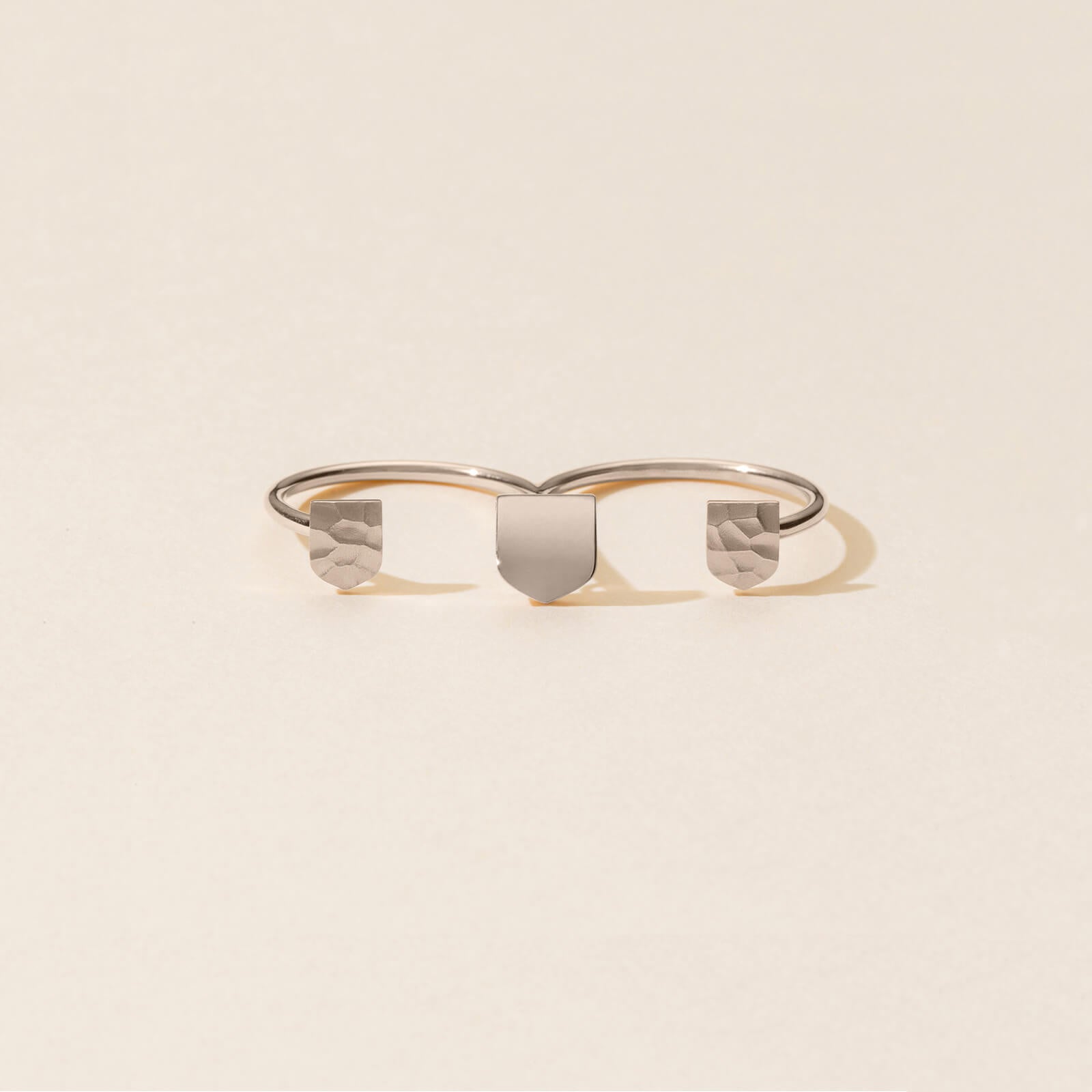 Bague Triple Blason d'Or et effet martelé sur anneau