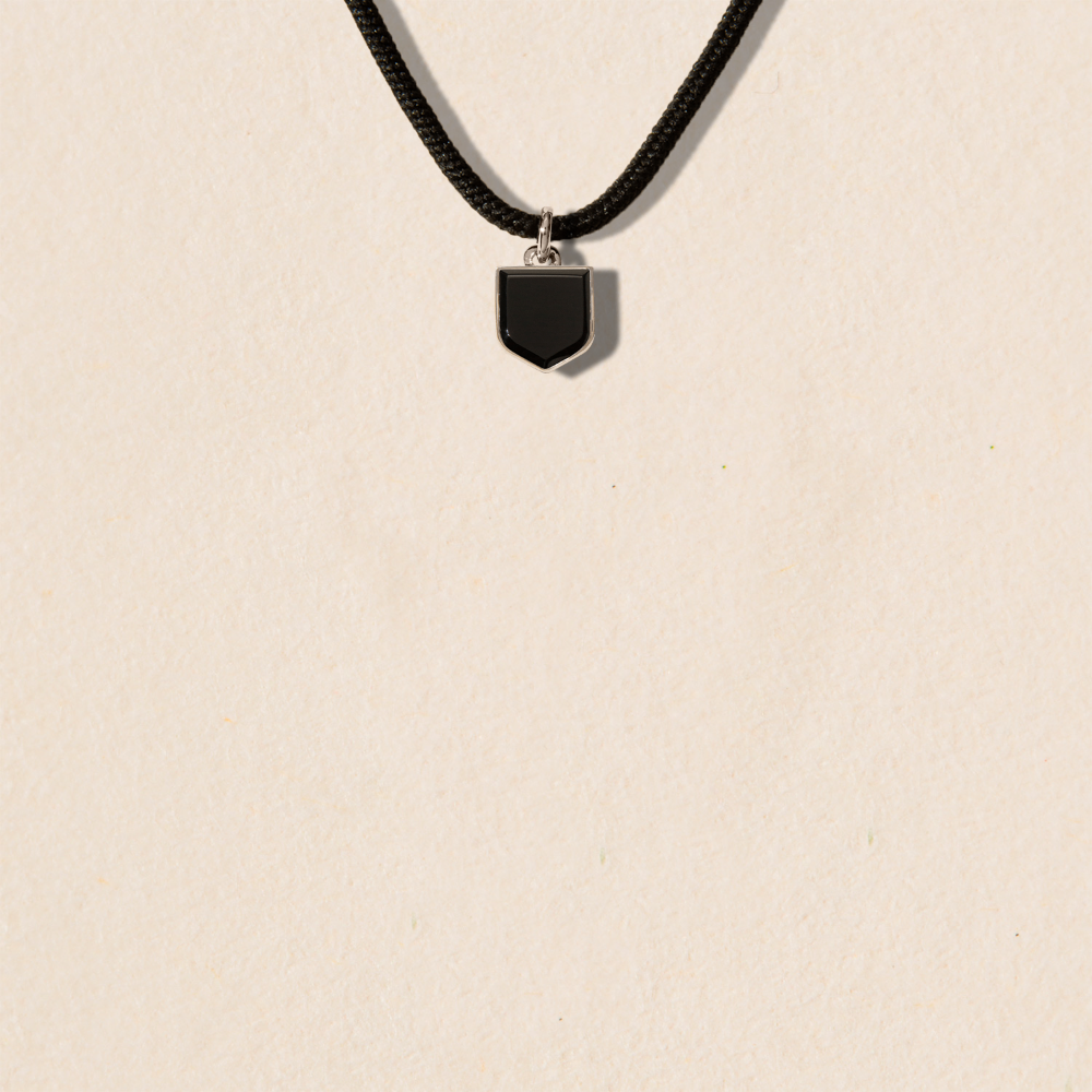 Collier Blason d'Or pavé onyx sur cordon noir - taille M