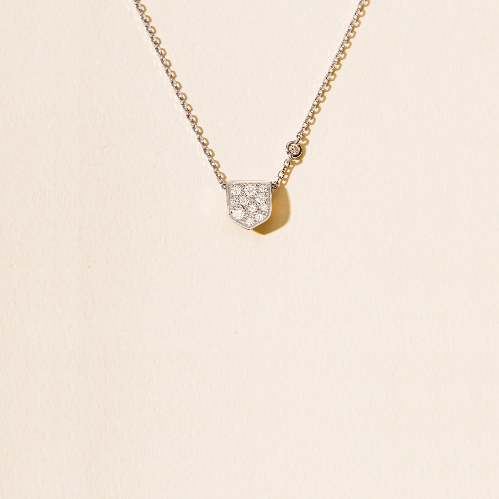 Collier chaine personnalisable - blason M pavé diamants