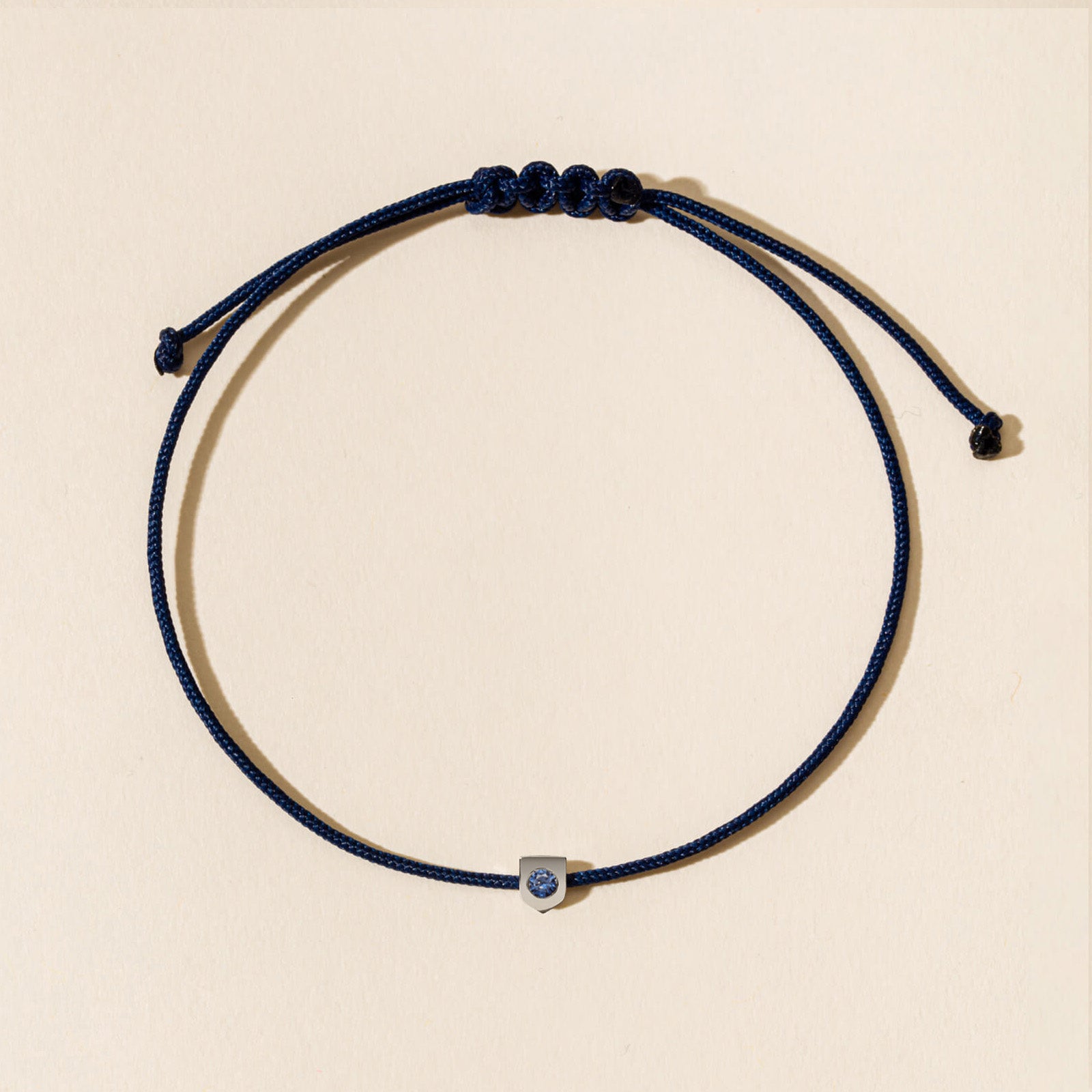 Bracelet cordon personnalisable – Mini Blason d’or solo saphir